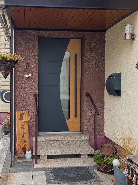 Inotherm Aluminiumhaustür mit dezentem Holzdekor Außen, Rossbach | Trendhaustueren, Marienrachdorf